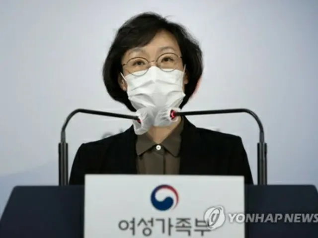 慰安婦被害者の支援事業について発表する女性家族部の担当局長＝25日、ソウル（聯合ニュース）