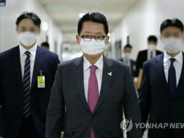 国会情報委員会に出席する朴氏＝２５日、ソウル（聯合ニュース）