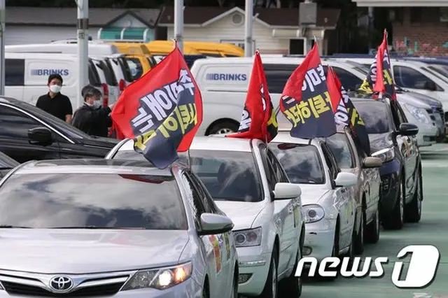 建国記念日を前にソウル市内で保守団体が車両行進デモ…‘タマネギ女’‘韓国法相の辞任を求める（画像提供:wowkorea）