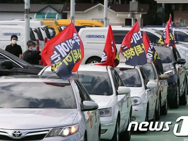 建国記念日を前にソウル市内で保守団体が車両行進デモ…‘タマネギ女’‘韓国法相の辞任を求める（画像提供:wowkorea）