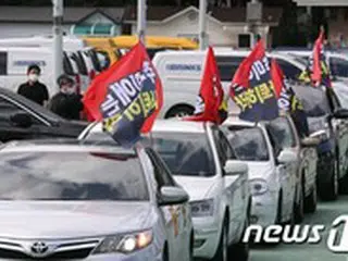韓国発祥「ドライブスルー」デモ、‘タマネギ女’法相の辞任を求める…建国記念日を前に保守派が車両行進のデモ