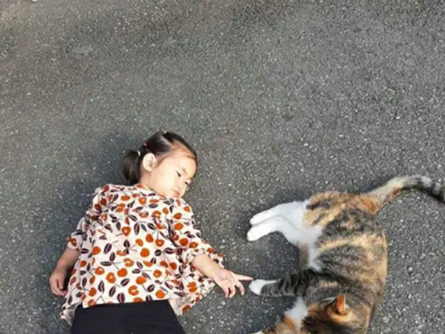 女優ハム・ソウォンの娘ヘジョン、猫と仲良くする為に道端で横になる（画像提供:wowkorea）