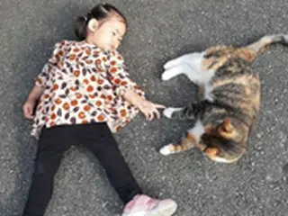 女優ハム・ソウォンの娘ヘジョン、猫と仲良くする為に道端で横になる