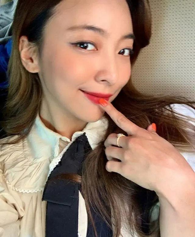 ルナ（f(x)）、爪の先からメイクまで完璧な秋モード…美しい眼差し（画像提供:wowkorea）