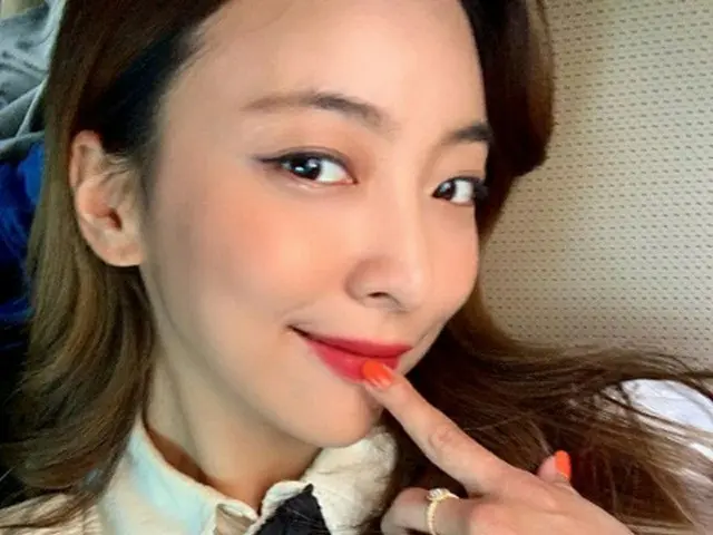 ルナ（f(x)）、爪の先からメイクまで完璧な秋モード…美しい眼差し（画像提供:wowkorea）