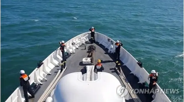 ２６日、北朝鮮に近い海域で捜索を続ける韓国の海上警察（仁川海洋警察署提供）＝（聯合ニュース≪転載・転用禁止≫）