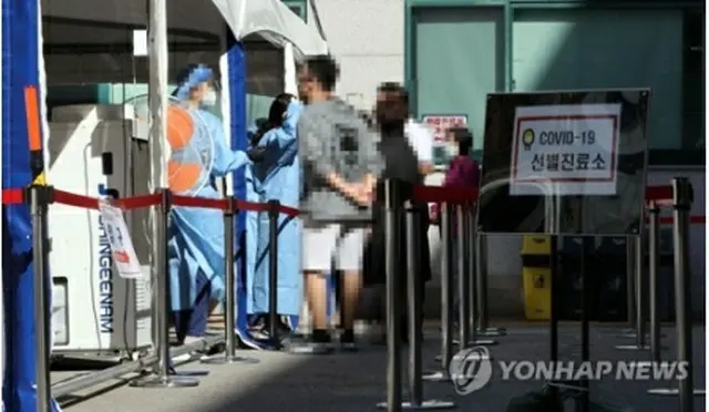 ソウル市内の専用診療所で新型コロナウイルスの検査を受ける市民＝（聯合ニュース）