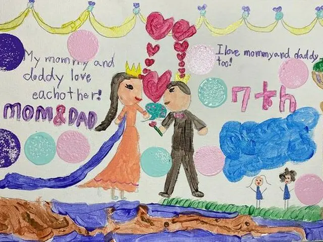 娘ジユちゃんが描いたチソン＆イ・ボヨンの結婚記念日を祝う絵。（画像提供:wowkorea）