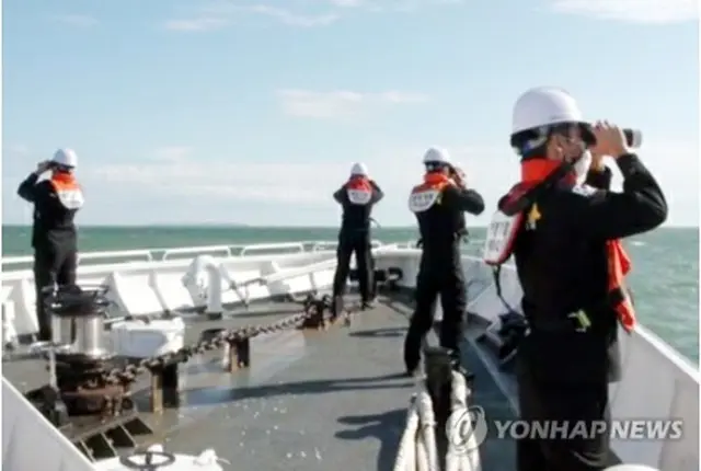 北朝鮮に近い海域で捜索を続ける韓国の海上警察（仁川海洋警察署提供）＝（聯合ニュース）≪転載・転用禁止≫