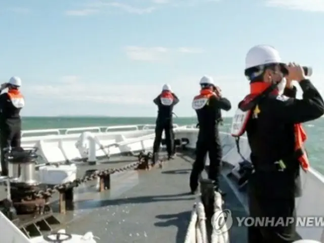 北朝鮮に近い海域で捜索を続ける韓国の海上警察（仁川海洋警察署提供）＝（聯合ニュース）≪転載・転用禁止≫