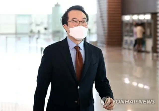 ワシントンに向け出発する李度勲氏＝２７日、仁川（聯合ニュース）