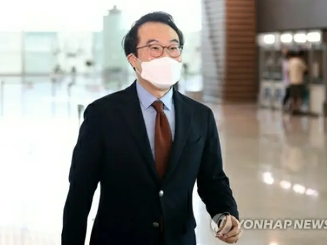 ワシントンに向け出発する李度勲氏＝２７日、仁川（聯合ニュース）