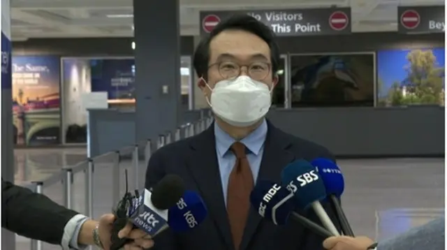 ワシントン近郊のダレス国際空港で記者団の取材に応じる李氏＝27日、ワシントン（聯合ニュース）