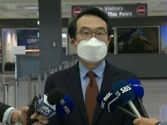 ワシントン近郊のダレス国際空港で記者団の取材に応じる李氏＝27日、ワシントン（聯合ニュース）