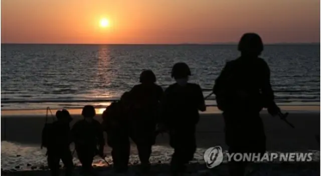 北朝鮮に近い大延坪島の海岸を巡察する海兵隊（資料写真）＝27日、延坪島（聯合ニュース）