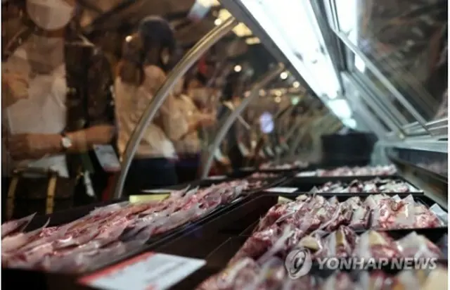 ソウル・新世界百貨店本店のギフトセット売り場に陳列された韓牛（韓国在来種の牛）のセット（資料写真）＝（聯合ニュース）