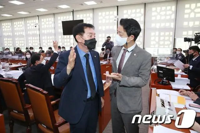 韓国国会で開かれた外交統一委員会の全体会議で、与野党の議員が話し合っている（画像提供:wowkorea）