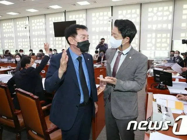 韓国国会で開かれた外交統一委員会の全体会議で、与野党の議員が話し合っている（画像提供:wowkorea）