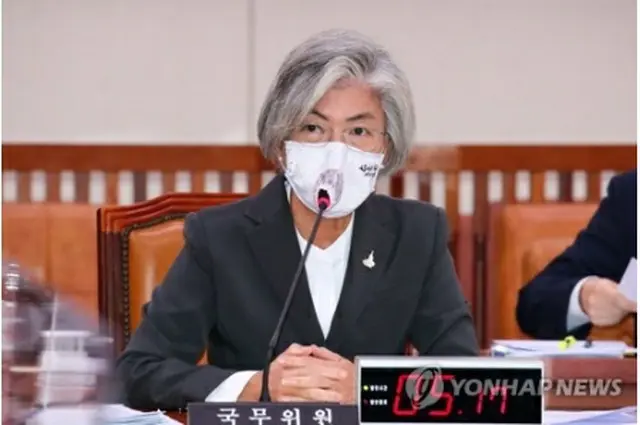 国会外交統一委員会で答弁する康長官＝２８日、ソウル（聯合ニュース）