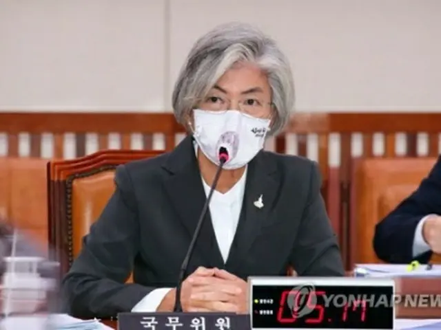 国会外交統一委員会で答弁する康長官＝２８日、ソウル（聯合ニュース）