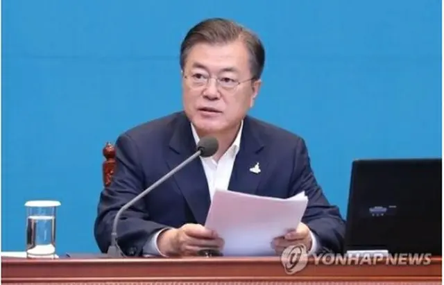 青瓦台（大統領府）で首席秘書官・補佐官会議を主宰した文大統領＝２８日、ソウル（聯合ニュース）