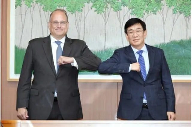 肘タッチする咸相旭氏（右）とビリングスリー氏（外交部提供）＝（聯合ニュース）≪転載・転用禁止≫