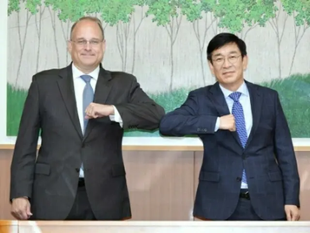 肘タッチする咸相旭氏（右）とビリングスリー氏（外交部提供）＝（聯合ニュース）≪転載・転用禁止≫