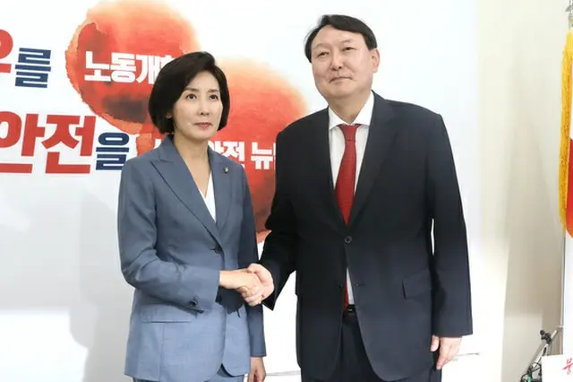 2019年8月当時、ナ・ギョンウォン自由韓国党院内代表とユン・ソギョル新検察総長が握手を交わしている（画像提供:wowkorea）