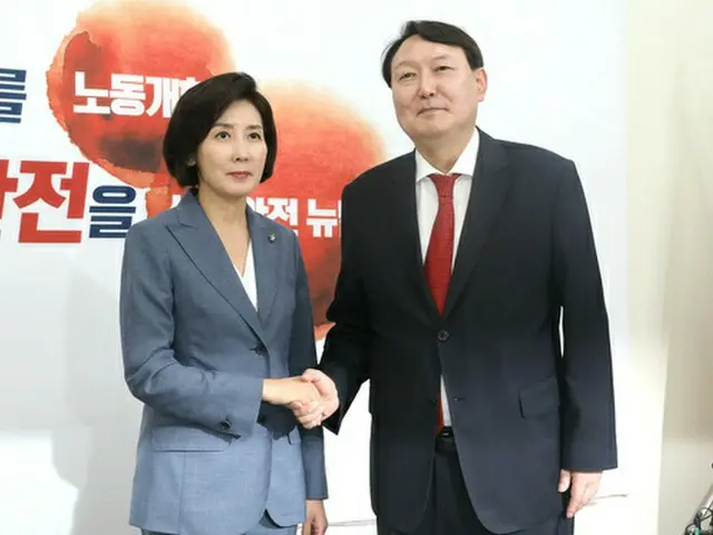 2019年8月当時、ナ・ギョンウォン自由韓国党院内代表とユン・ソギョル新検察総長が握手を交わしている（画像提供:wowkorea）