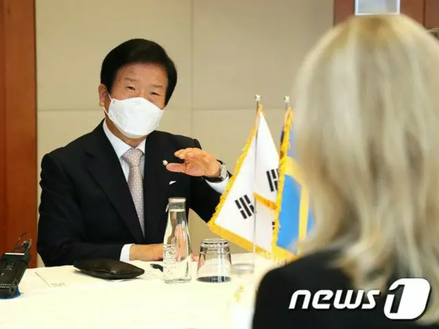 韓国のパク・ビョンソク国会議長はスウェーデンのストックホルムでアンナ・ハルベルク通商相と会い、話を交わしている（画像提供:wowkorea）