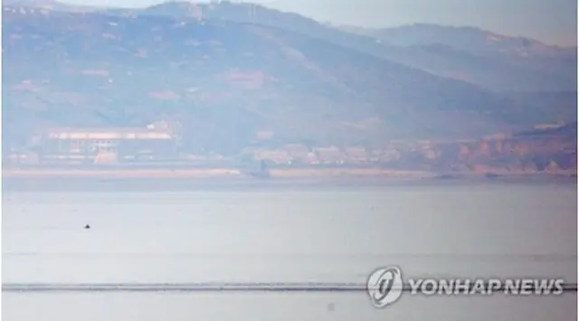 韓国・仁川の延坪島から見た北朝鮮のケモリ海岸＝29日、仁川（聯合ニュース）