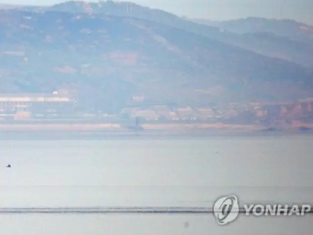 韓国・仁川の延坪島から見た北朝鮮のケモリ海岸＝29日、仁川（聯合ニュース）