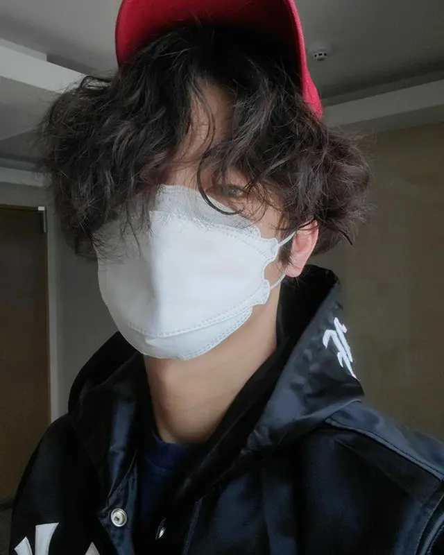 【トピック】俳優ソ・イングク、長髪パーマヘアで子犬のように可愛い近況写真が話題（画像提供:wowkorea）