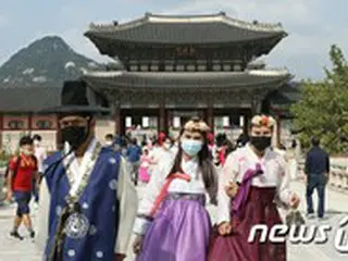 新型コロナの中で秋夕連休、マスクした観光客で賑わう観光名所＝韓国