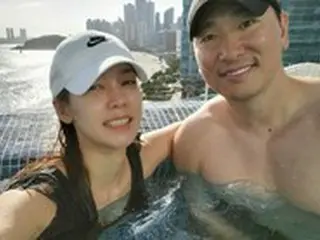 ラッパーRhymerとアン・ヒョンモ、結婚3周年を祝うプールデート！