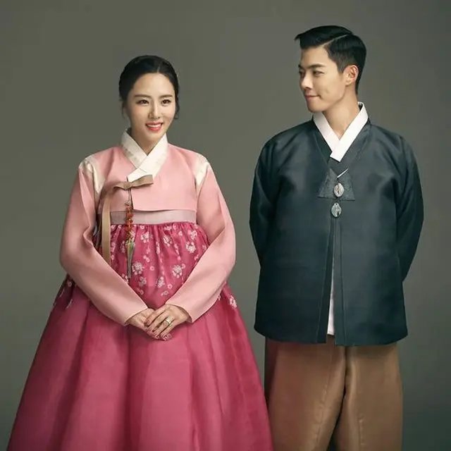 KangNam＆イ・サンファ夫妻、韓服を着て秋夕あいさつ（画像提供:wowkorea）