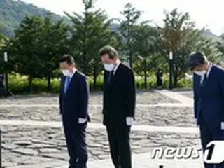 秋夕を迎え、故盧武鉉元大統領の墓地を訪れる＝李洛淵代表