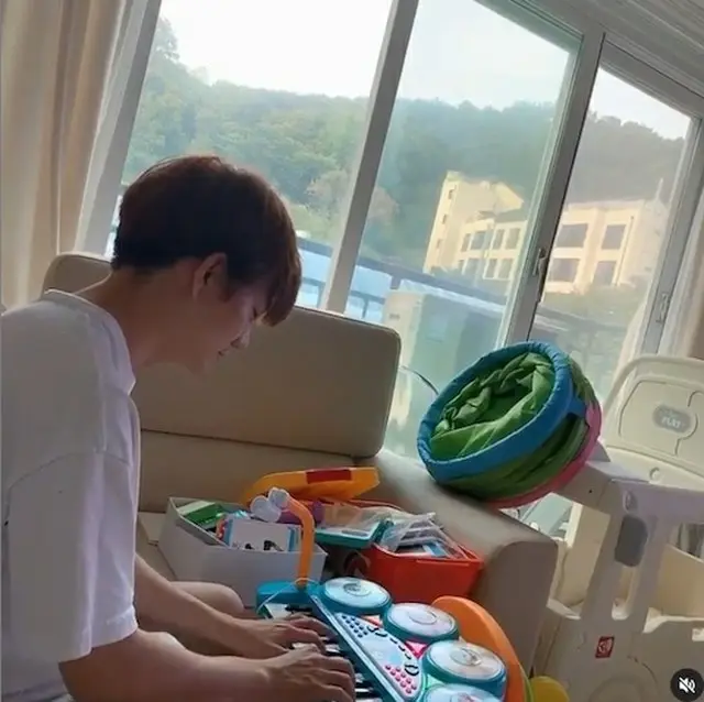 女優ハム・ソウォン＆夫ジンファ、不仲説完全終息...「娘ヘジョンのおもちゃを欲しがる我が家の主人」（画像提供:wowkorea）