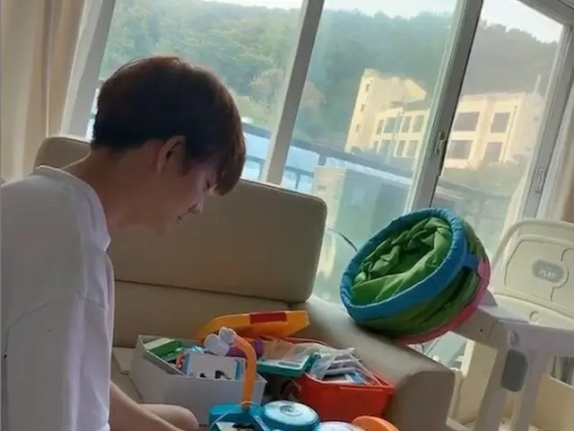 女優ハム・ソウォン&夫ジンファ、不仲説完全終息...「娘ヘジョンのおもちゃを欲しがる我が家の主人」(画像提供:wowkorea)