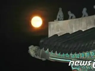 新型コロナウイルス禍で初の名節…満月に「病気終息」を願う