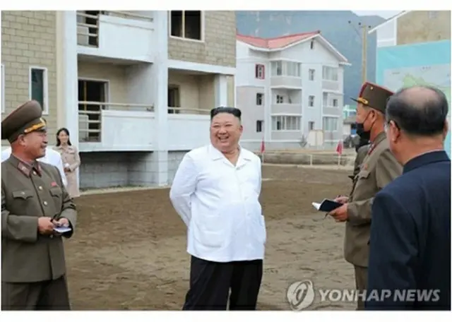 労働新聞は２日、金正恩委員長（中央）が江原道金化郡の水害復旧現場を視察したと報じた。妹の金与正党第１副部長（左奥）も同行した（労働新聞ホームページより）＝（聯合ニュース）≪転載・転用禁止≫