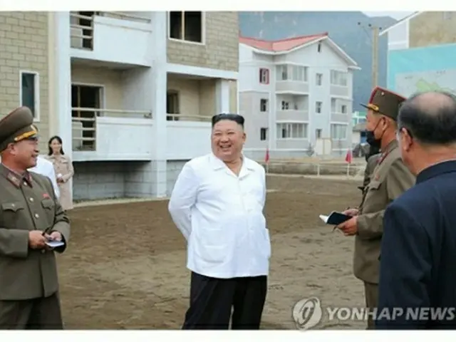 労働新聞は２日、金正恩委員長（中央）が江原道金化郡の水害復旧現場を視察したと報じた。妹の金与正党第１副部長（左奥）も同行した（労働新聞ホームページより）＝（聯合ニュース）≪転載・転用禁止≫