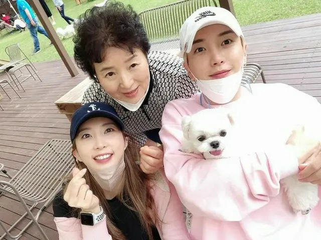 イトゥク（SUPER JUNIOR）、美人姉＆母との3ショット公開 ＝愛犬も一緒に秋夕連休（画像提供:wowkorea）