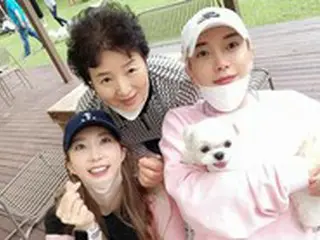 イトゥク（SUPER JUNIOR）、美人姉＆母との3ショット公開 ＝愛犬も一緒に秋夕連休