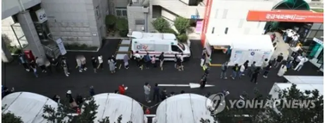 新型コロナウイルスの検査を待つ人々（資料写真）＝（聯合ニュース）