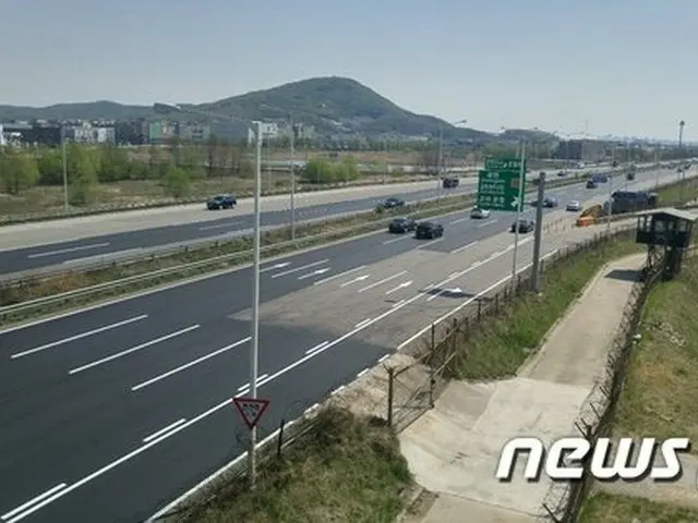 高速道路に飛び散った黒い液体…車50台余りが停止する事態に＝韓国坡州市（画像提供:wowkorea）