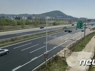 高速道路に飛び散った黒い液体…車50台余りが停止する事態に＝韓国坡州市