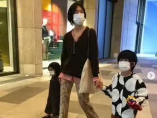 俳優ポン・テギュ“連休もあと少し”…秋夕にも妻ハシシ・パク+子供たちと“家族愛”