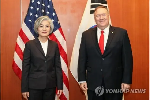 １月１４日に米サンフランシスコで会談したときの康氏（左）とポンペオ氏（外交部提供）＝（聯合ニュース）≪転載・転用禁止≫
