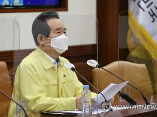 中央災難安全対策本部の会議で発言する丁首相＝４日、ソウル（聯合ニュース）
